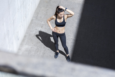 年轻女子在运动