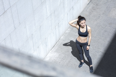 年轻女子在运动