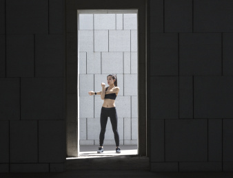 跑步中的年轻女子