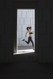 跑步中的年轻女子