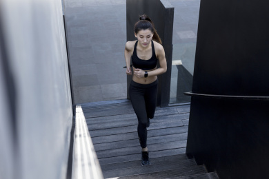 年轻女子在跑步