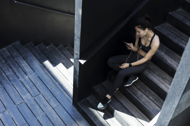 年轻女子在台阶上面休息