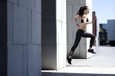 跑步中的年轻女子