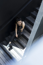 年轻女子在台阶上面休息