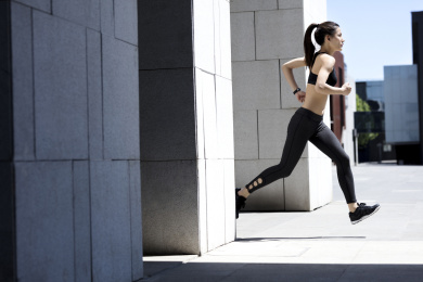 跑步中的年轻女子