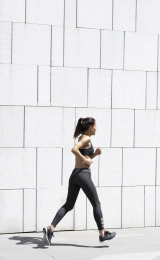 年轻人在户外跑步锻炼