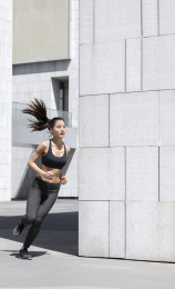 年轻人在户外跑步锻炼