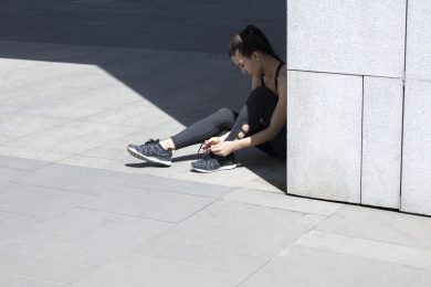 年轻女子户外跑步休息