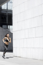 年轻人在户外跑步锻炼