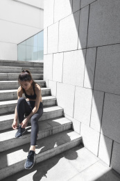 年轻女子户外跑步休息