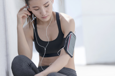 年轻女子在户外锻炼