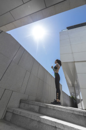 年轻女子在户外锻炼休息