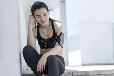 年轻女子在户外锻炼