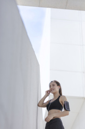 年轻女子在户外锻炼休息