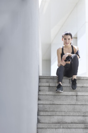 年轻女子在户外锻炼休息