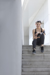 年轻女子在户外锻炼休息