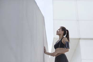 年轻女子在户外锻炼休息