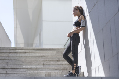 年轻女子在户外锻炼休息