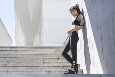 年轻女子在户外锻炼休息