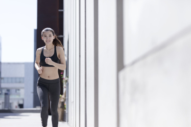 年轻女子在户外跑步