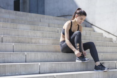 年轻女子户外锻炼