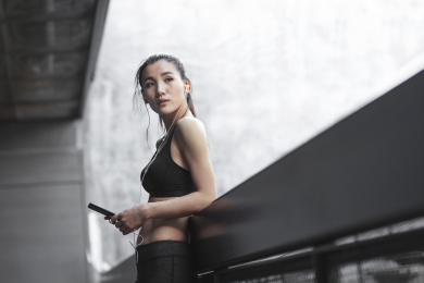 年轻女子在户外使用手机