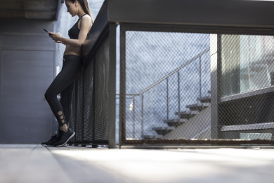 年轻女子在户外使用手机