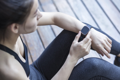 一名年轻女子在户外锻炼休息