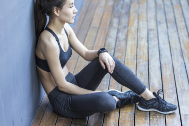 一名年轻女子在户外锻炼休息