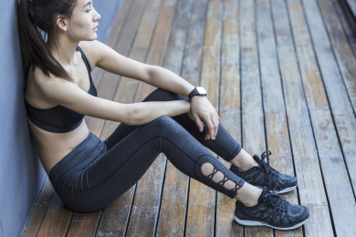 一名年轻女子在户外锻炼休息