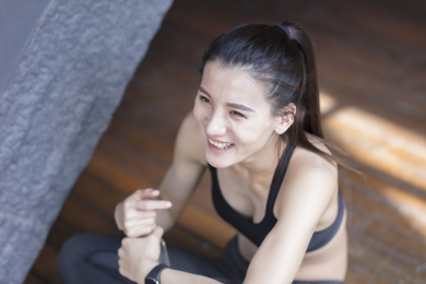 年轻女子在户外锻炼休息