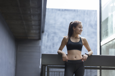 年轻女子在户外锻炼休息