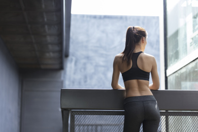 年轻女子在户外锻炼休息