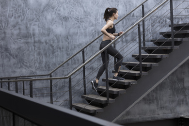 年轻女子在户外跑步