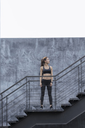 年轻女子在户外跑步