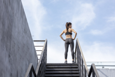 站在蓝天下的运动女子