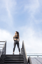 站在蓝天下的运动女子