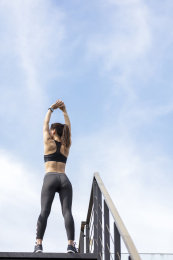 站在蓝天下的运动女子