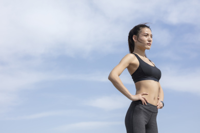 站在蓝天下的运动女子