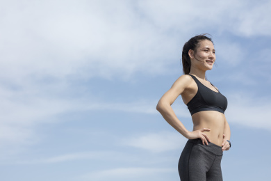 站在蓝天下的运动女子