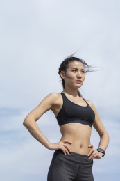 站在蓝天下的运动女子
