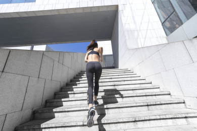 年轻女子在户外跑步