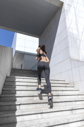 年轻女子在户外跑步