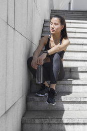 年轻女子在户外锻炼休息