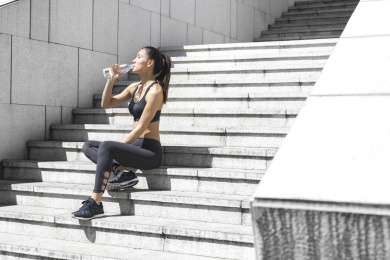 年轻女子在户外锻炼休息