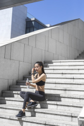 年轻女子在户外锻炼休息