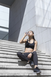 年轻女子在户外锻炼休息