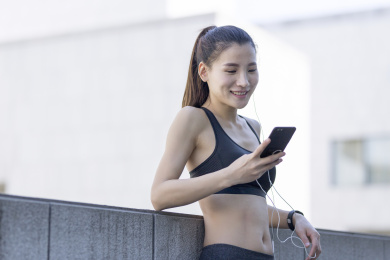 年轻女子在户外锻炼休息