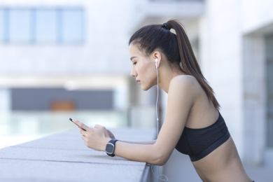 年轻女子在户外锻炼休息