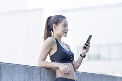 年轻女子在户外锻炼休息
